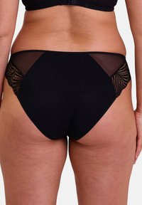 Culotte de bikini noire avec panneaux en maille sur les côtés et détails en dentelle à l'arrière, présentant un tissu doux et une ceinture élastique.