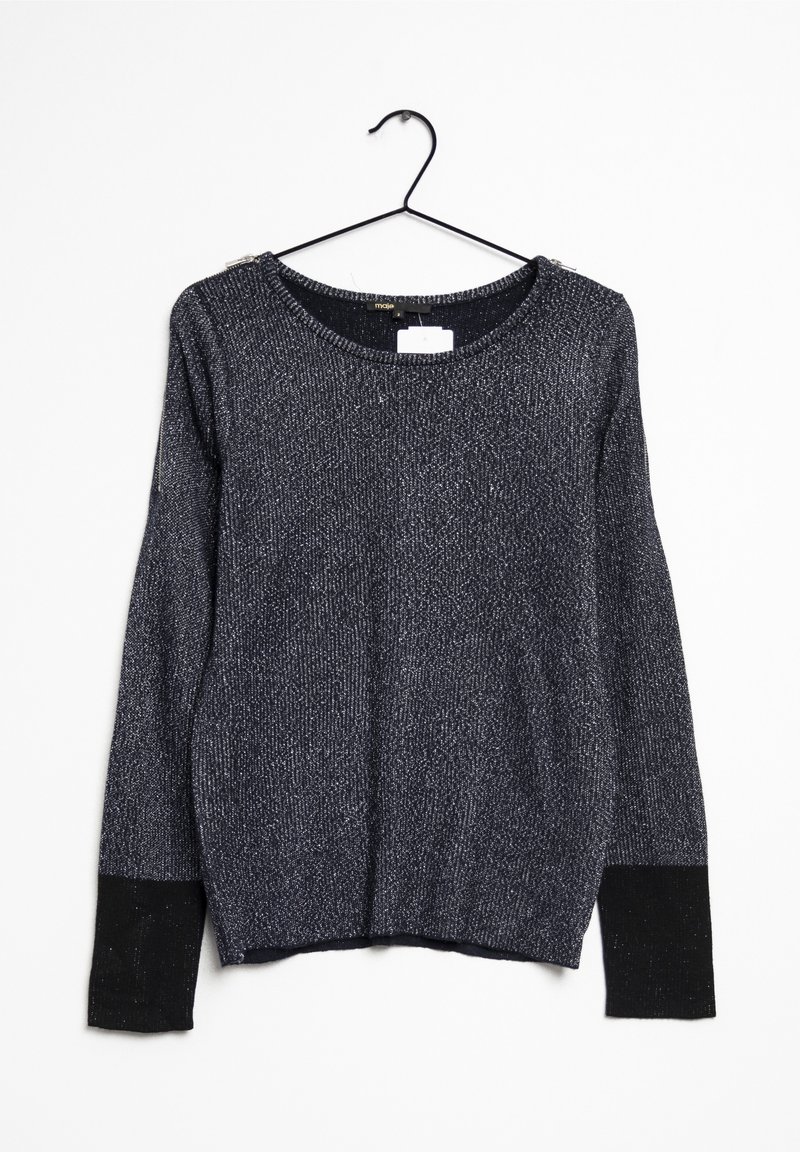 Maglione lungo grigio scuro a maniche lunghe con polsini neri appeso a una gruccia nera su uno sfondo bianco.