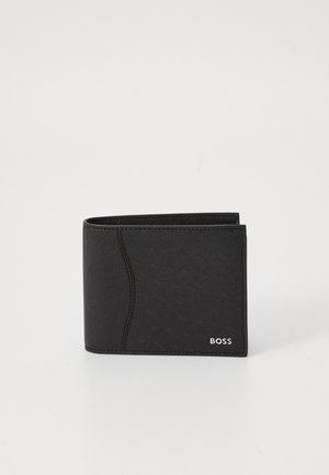 Čierna bifold peňaženka vyrobená z textúrovaného materiálu, s jemne zakriveným dizajnom a bielym logom "BOSS" na prednej strane.