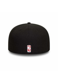 Gorra snapback negra hecha de tela tejida. Presenta una corona redondeada y un pequeño logo de la NBA en rojo, blanco y azul en el lateral.
