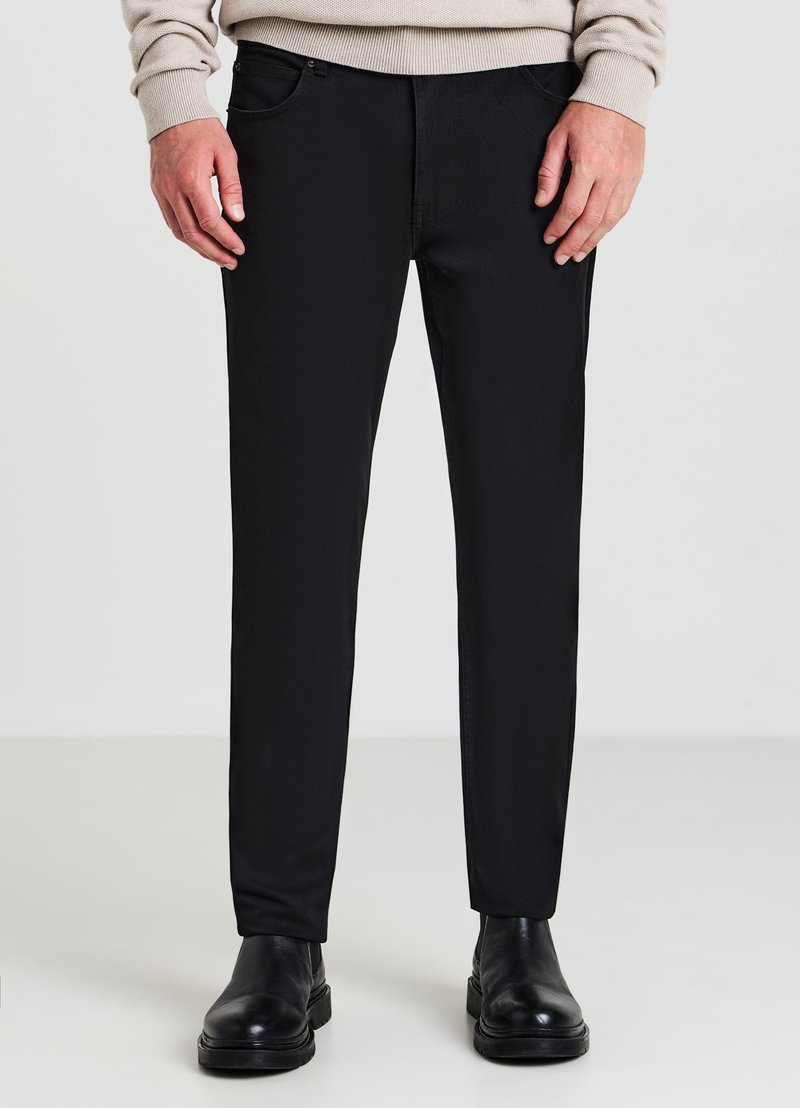 Schwarze Hose mit schlanker Passform, aus einem glatten Stoff gefertigt. Bietet Fronttaschen und einen Reißverschluss mit einem metallischen Knopf zum Schließen.