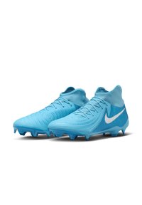 Scarpe da calcio Nike di colore blu chiaro con parte superiore sintetica testurizzata, colletto alto e logo swoosh bianco. Design elegante e tacchetti sagomati per la trazione.
