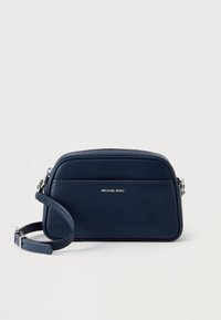 Temno modra usnjena torbica čez telo z teksturirano površino, zadrgo, nastavljivim trakom in srebrnim logotipom spredaj.