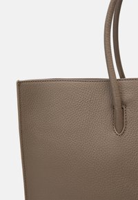 Coccinelle MYRTHA MAXI LOG - Cabas - warm taupe