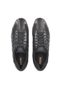 Czarne buty sportowe z cholewką wykonaną ze skóry i siateczki, okrągłe otwory wentylacyjne, sznurowana konstrukcja oraz teksturowana powierzchnia. Widoczne logo Geox.