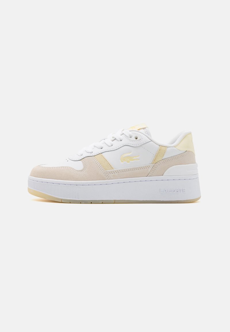 Baskets basses blanches et beige avec semelle épaisse, fermeture à lacets à l’avant, et logo crocodile Lacoste sur le côté et la semelle.