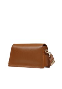 Borsa in pelle marrone con un design rettangolare elegante. Include un gancio in metallo dorato e una tracolla removibile.