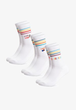 Drei Paar weiße Socken mit bunten horizontalen Streifen und dem Wort „SCHULKIND“ in verschiedenen Farben und kleinen Symbolen.