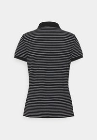 Pánský polo tričko s krátkými rukávy v černo-bílých pruzích, se solidním černým límcem a manžetami, vyrobené z lehkého a hladkého materiálu.