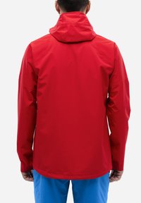 Veste imperméable rouge avec capuche, présentant des manches longues et une texture lisse. Pas de logos ni de motifs visibles au dos.