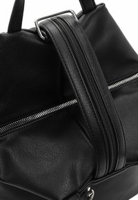 Schwarze Ledertasche mit einem Reißverschluss und silberfarbener Hardware, strukturiertem Oberflächenmaterial und stabilen Obergriffen für einen einfachen Transport.