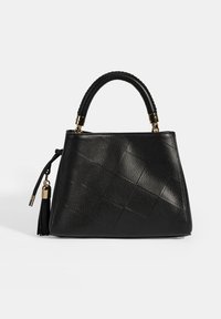 Zwarte leren handtas met een gestructureerd oppervlak, een stevige vorm, korte handgreep met een gevlochten ontwerp en een decoratieve franje. Gouden hardware.