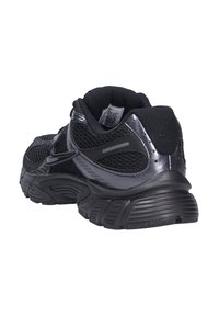 Chaussure de sport noire avec dessus en mesh, accents synthétiques, semelle amortie et détails texturés sur la semelle extérieure. Éléments réfléchissants présents.