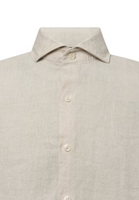 Beige Leinenhemd mit Stehkragen und sechs Knöpfen an der Vorderseite. Der Stoff hat eine leicht strukturierte Optik.