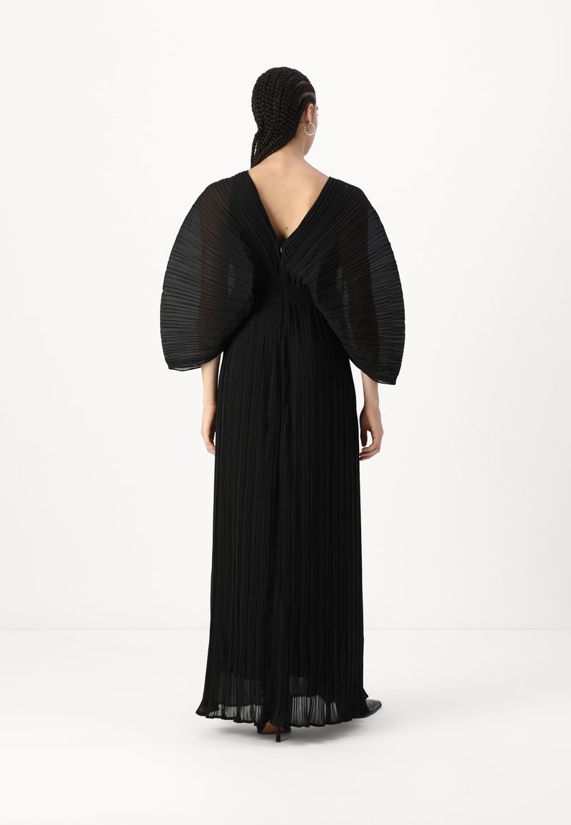Schwarzes langes Kleid mit plissiertem Muster, V-Ausschnitt und breiten, durchsichtigen Ärmeln. Fließende Silhouette mit betonter Taille.