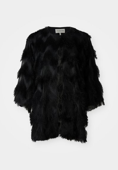 Melnā jaka ar fakturētu, slāņotu dizainu un frizētām auduma daļām. Atvērta priekšpuse, īsas piedurknes un apaļa kakla izgriezums.