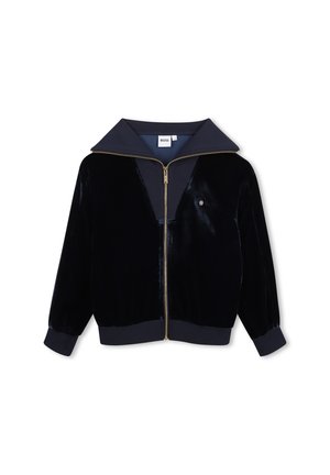 Veste zippée en velours noir avec col large, poignets et ourlet côtelés, et petit logo brodé sur la poitrine gauche.