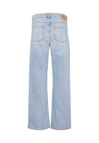 Lichtblauwe jeans met wijde pijpen die de achterkant laten zien met twee zakken en een klein bruin leren label op de tailleband.