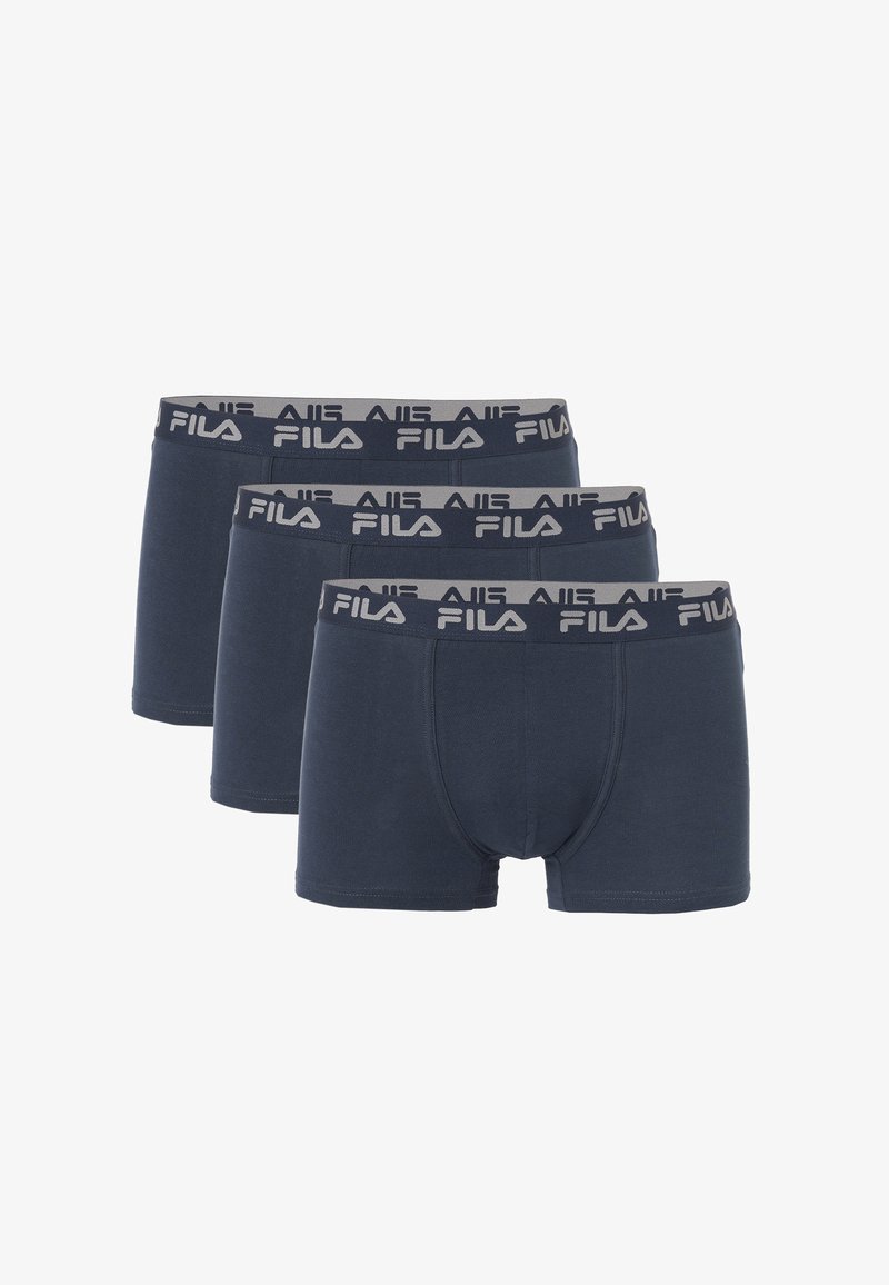 Τρία σκούρα μπλε μπόξερ FILA με ελαστικές ζώνες μέσης που φέρουν το λογότυπο FILA σε ανοιχτό γκρι χρώμα.