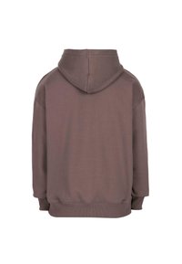 Hoodie oversized marrone visto da dietro con cappuccio, maniche lunghe, polsini a costine e orlo a costine su sfondo bianco.