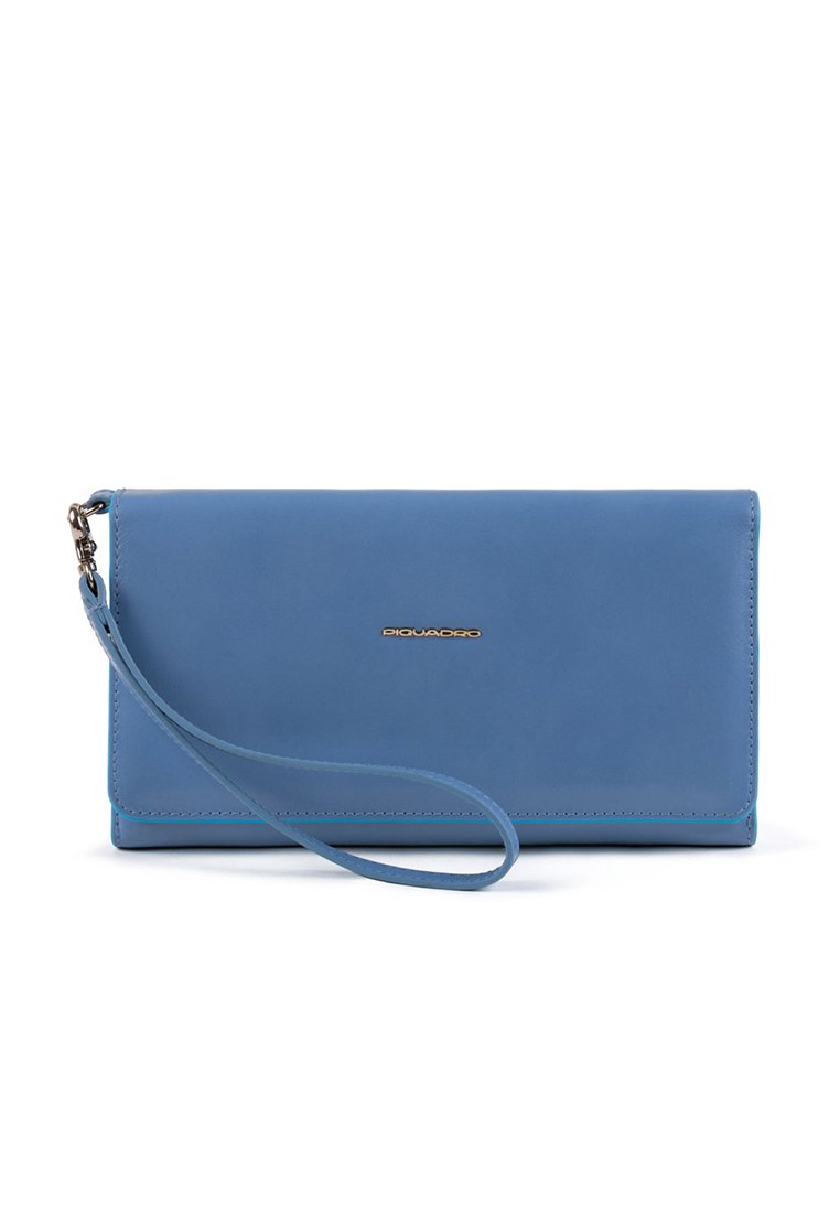 Blaues Leder-Wallet mit Klappenverschluss, kleines goldenes Logo in der Mitte und abnehmbarer Handgelenk-Riemen auf der linken Seite.