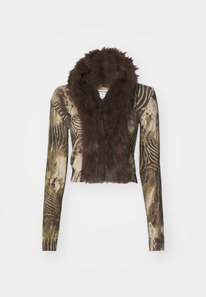 Izgriezts tops ar garām piedurknēm, kuram ir jauktu materiālu dizains. Abstrakts brūns un zaļš raksts ar mākslīgās lapsas apkakli.