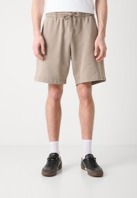 Pantaloni corti khaki realizzati in morbido misto cotone, dotati di vita elastica con cordoncino, taglio dritto e orli arrotolati.