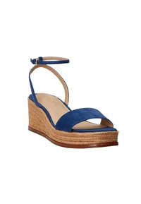 Blauwe suède wedge sandaal met een open teen, enkelbandje en gevlochten jute platform. Glad interieur met een houtachtige zool.