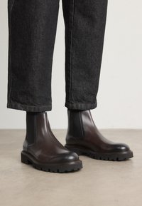 Kijelölve, dark brown