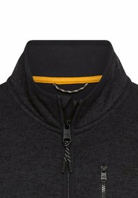 Schwarze Fleecejacke mit Reißverschluss und hohem Kragen, strukturiertem Stoff, gelbem Akzent am Hals und zwei schwarzen Reißverschlusstaschen.