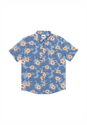 Camisa de botón de manga corta en azul claro, con un patrón floral que presenta flores rosas y hojas verdes, hecha de una tela ligera.