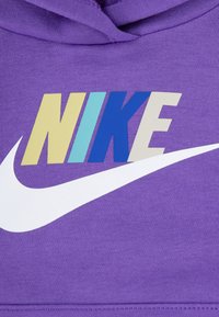 Nike Sportswear CLUB SET UNISEX  - Ikdienas džemperis - black raspberry