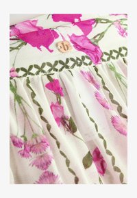 Pasirinkta, white floral