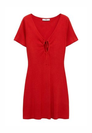 Abito rosso a maniche corte in un morbido tessuto a maglia, con scollatura a V e dettaglio con nodo al centro davanti. Silhouette semplice e svasata.