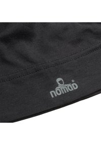 Zwarte stof met een gladde textuur, met een gestikte zoom en een grijs logo van "nomad" nabij de onderrand.