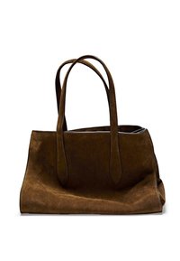 Sac fourre-tout en suede marron avec deux longues anses, forme rectangulaire, texture lisse et détails de couture minimaux. Design ouvert, aucun matériel visible.