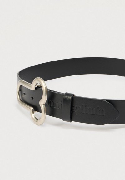 Μαύρη δερμάτινη ζώνη με μοναδική ασημί αγκράφα σε σχήμα κλειδαρότρυπας. Διαθέτει λεία υφή και ανάγλυφο κείμενο στο λουράκι.