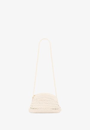 Bolso de mano tejido en color crema con forma redondeada, asa trenzada y cierre de cremallera. Presenta un patrón texturizado y detalles en dorado.