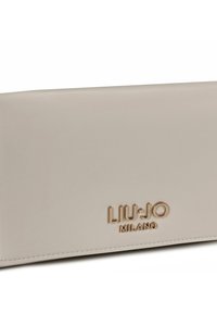 Beige portemonnee van nepleer met het opgelegde "LIU.JO MILANO"-logo in goud, met een gladde textuur en een strakke rechthoekige vorm.