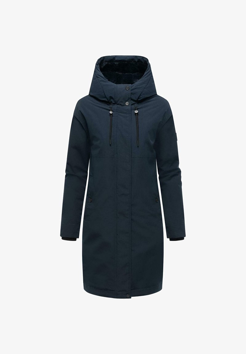 Tumši zils parka mētelis ar kapuci, priekšējo rāvējslēdzēju, regulējamiem aukliņām, divām apakšējām kabatām un teksturētu odere. Garas piedurknes ar aprocēm.