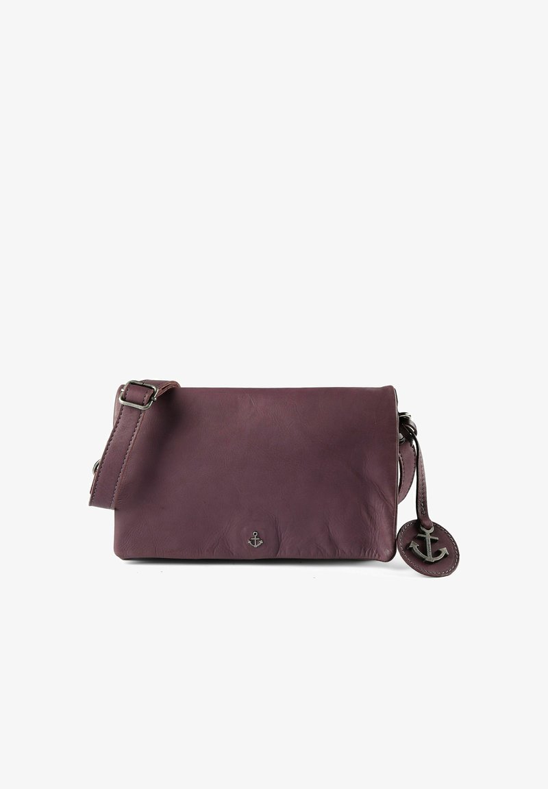 Borsa a tracolla in pelle viola con tracolla regolabile, caratterizzata da un piccolo emblema a forma di ancora e un'etichetta abbinata. Texture liscia con dettagli minimi.