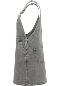 Grå denimklänning med djup V-ringning, justerbara axelremmar, femknappsstängning på sidan och en enda framficka.