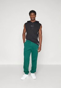 Champion SLEEVELESS HOODIE - Nyomott mintás póló - black