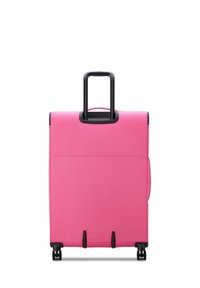 Valigia rolling rosa con una superficie rigida, manico telescopico nero e quattro ruote nere; presenta una superficie liscia e un design minimal.
