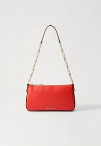 Bolso de hombro rojo de Michael Kors con correa de cadena dorada y cierre de cremallera, exhibido sobre un fondo blanco liso.