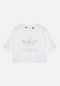 T-shirt cropped branco feito de algodão, apresentando um logótipo multicolorido da Adidas com elementos florais acima do nome da marca em cores coordenadas.