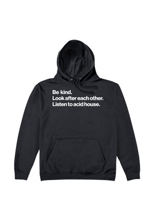 Sort hættejakke med en frontlomme og snoretræk i hætten. Fed hvid tekst siger: "Vær venlig. Tag dig af hinanden. Lyt til acid house."