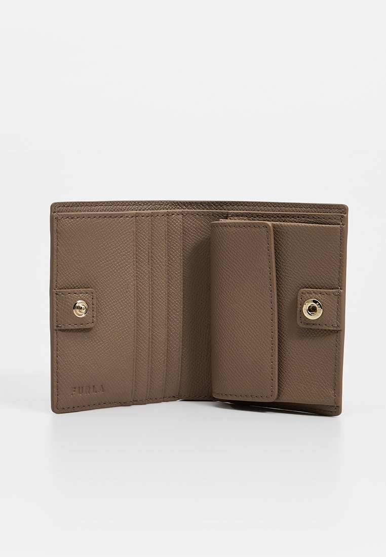 Brązowy skórzany portfel o teksturowanej powierzchni z wieloma przegródkami na karty, kieszonką na monety i zatrzaskiem. Widoczne złote akcenty.