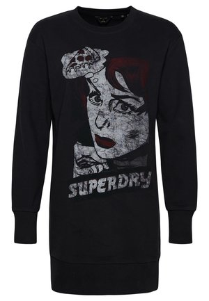 Sort langærmet sweatshirt med grafik af en kvindes ansigt, rødt hår, en pizzaskive på hovedet og teksten "Superdry" nedenunder.