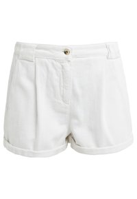 Valkoiset pellavashortsit, joissa on laskostettu etuosa, käärittyjen lahkeiden reunat ja kultainen nappikiinnitys. Kankaassa on hienovarainen tekstuuri.